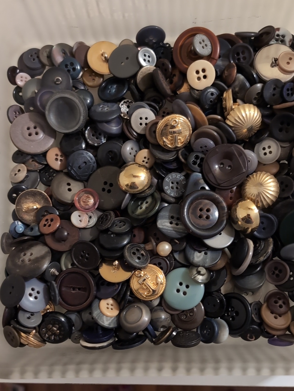 Assorted Vintage Buttons 15 Oz. Mostly Plastic - Picture 4 of 4